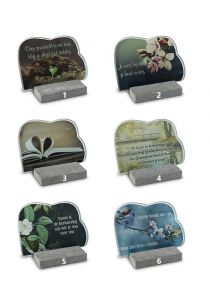 Memoriale commemorativo a forma di nuvola con diversi disegni su lastra di vetro