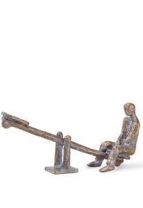 Scultura funeraria Altalena “Mi manchi” – decorazione tombale – 3D, a terreno, con perni di sotto