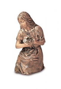 Statua commemorativa della ragazza con fiori in bronzo