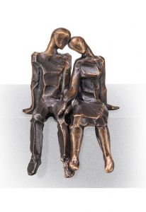 Scultura funeraria Coppia seduta – tridimensionale, a terreno, con perni di sotto