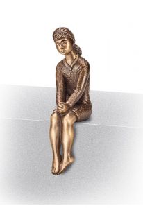 Scultura funeraria Bambina seduta – decorazione tombale – 3D, a terreno, con perni di sotto