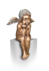 Statua commemorativa Angelo, seduto – 3D, a terreno, con perni di sotto