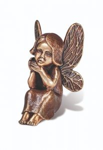 Statua commemorativa Bambino farfalla – 3D, a terreno, con perni di sotto