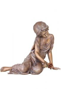 Statua commemorativa Figura in lutto con rosa – 3D, a terreno, con perni di sotto
