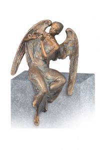 Statua commemorativa Angelo seduto in varie dimensioni – 3D, a terreno, con perni di sotto