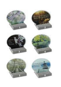 Memoriale commemorativo a forma di ovale con diversi disegni su lastra di vetro