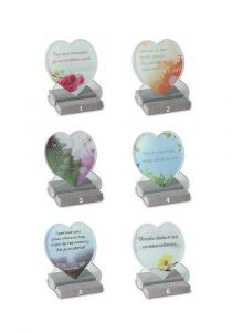 Memoriale commemorativo a forma di cuore con diversi disegni su lastra di vetro